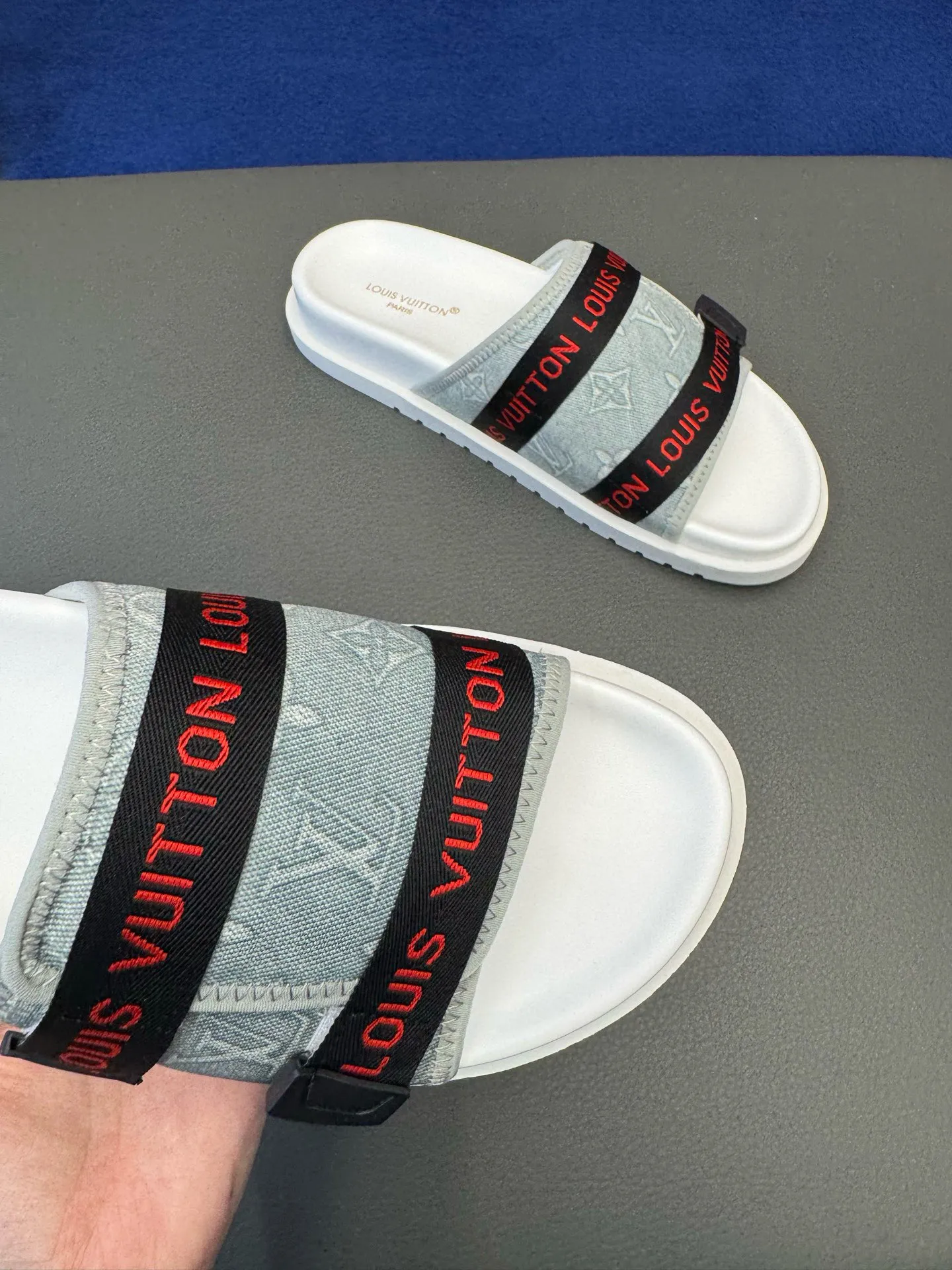 [L Home] P: 340💰Size: 38-45 Top purchasing lv men's summer slippers, classic presbyopia with soft real leather lining, unique color splicing effect, distinctive personality, fashionable and trendy essential style, light and comfortable. Lightweight and tough rubber insole, micro ridged foam outsole, super comfortable!